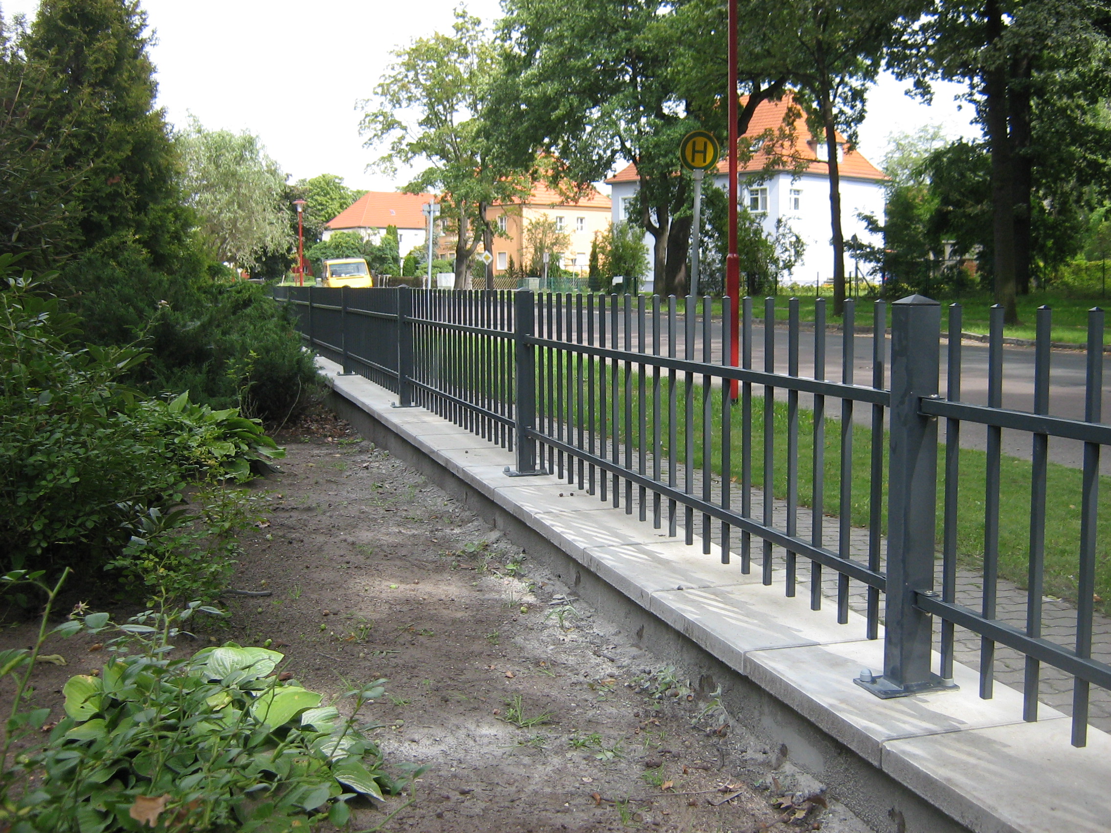 Frontzaun mit Tor 10
