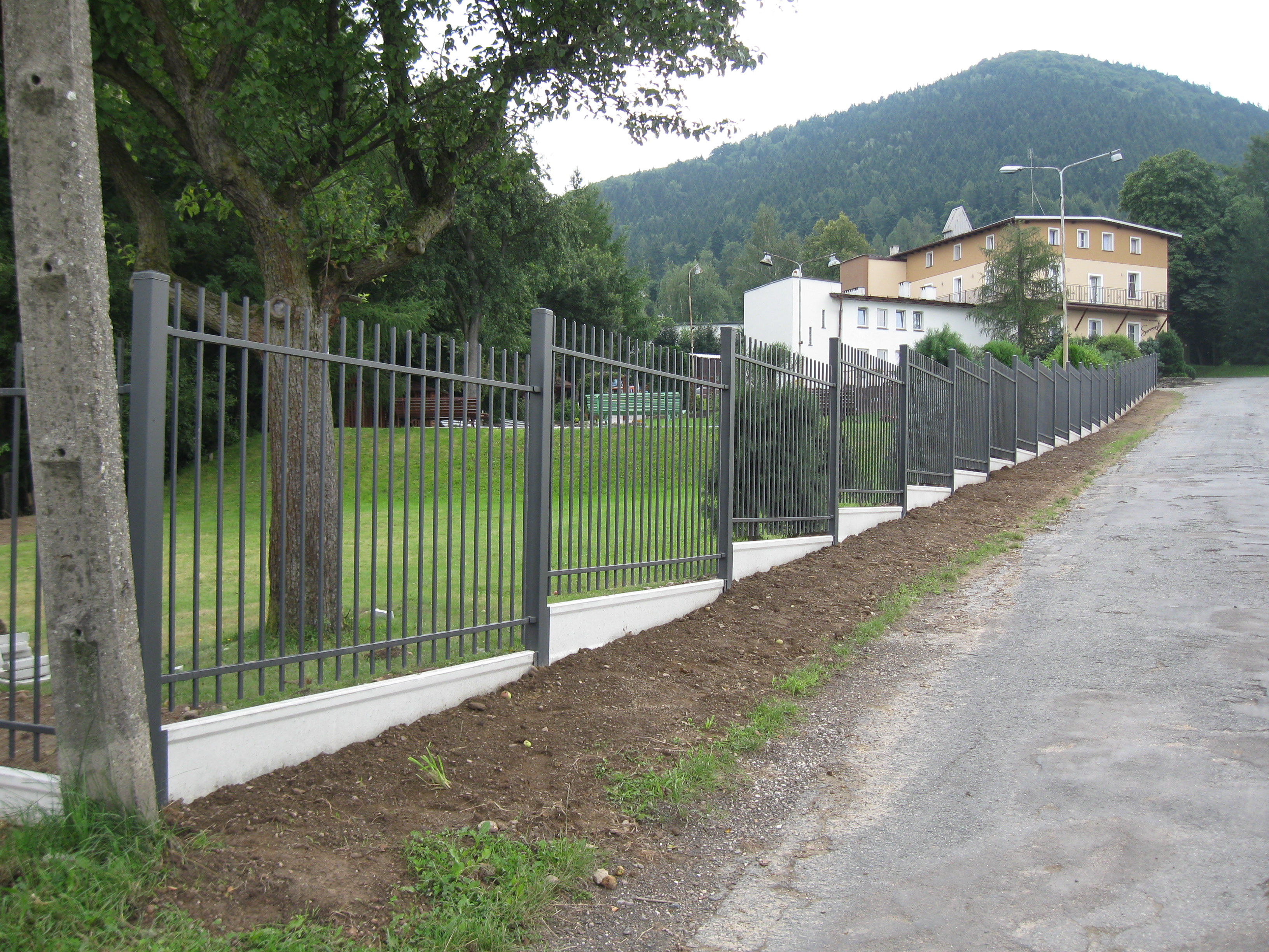 Frontzaun mit Tor 13