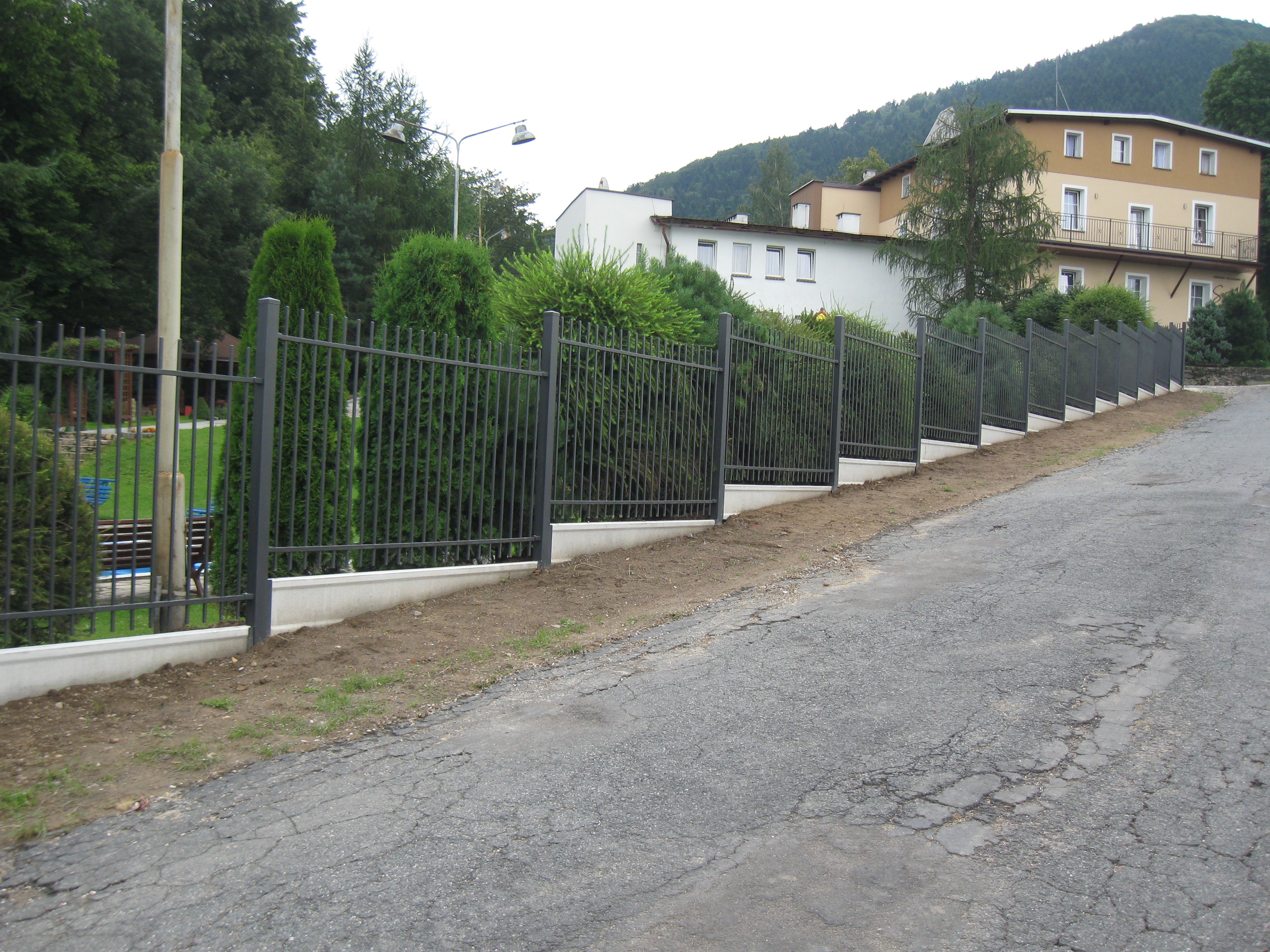 Frontzaun mit Tor 16